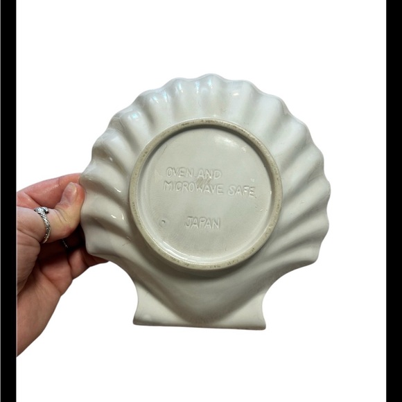 White Ceramic Scallop Shell Dish Oven Microwave Safe Japan Nautical - Picture 2 of 2